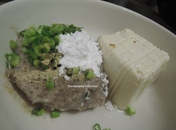 step1: 豆腐脫盒, 放大碗內, 室溫置半小時, 之後將流出的水倒去,  放進所有材料, 用手攪勻