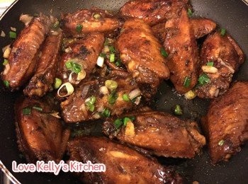 step3: 再另熱油鑊爆香蔥粒和紅蔥頭粒，將<a href="https://bit.ly/3zHU5V3" target="_blank" data-keyword="雞翼" class="guide-link"><strong>雞翼</strong></a> <span style="display:inline-block;vertical-align:middle;margin-top:-3px;color:initial;border-radius:3px;padding:2px 3px;font-size:12px;line-height:14px;background:#87d300;color:#fff;">即買</span> 回鑊兜一兜就完成
