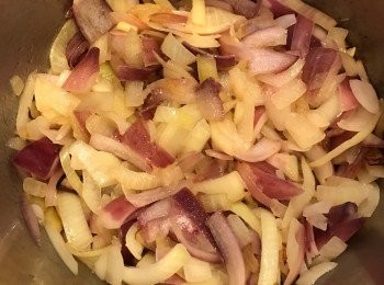 step2: 用中火爆香, 直至洋蔥變為軟身