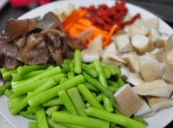 step1: 備料：如右圖～枸杞子稍為泡水軟化，蘆筍先滾水川燙滾煮撈起