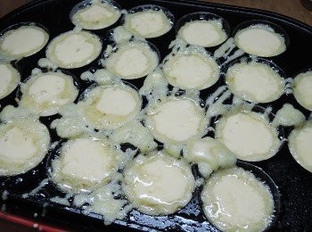 step6: 章魚燒機先預熱，然後每一個小洞洞都淋上一點油，再舀入<span class="group_2">麵糊</span>