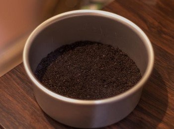 step3: 混合物倒入餅模內，用匙羹鋪平壓實，置雪櫃內備用