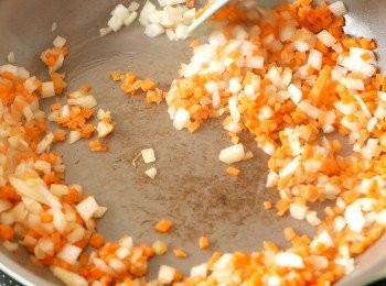 step4: 再加一點油以中火燒熱，下洋蔥和甘筍炒5分鐘。