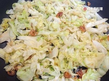 step2: 鍋中放少許油，開中火，放蝦米、蒜頭爆香，放高麗菜拌炒至軟，取出放涼。