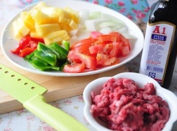 step1: 備料:先將鮮蔬切段切片，再將牛肉絲以<span class="group_2">醃料</span>稍微醃漬