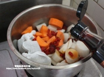 step4: 將醬油倒進鍋子裡，大約只需要半罐+水調和鹽度後，再
決定是否要增量加入。