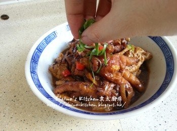 step10: 將材料盛起放入大碗內 , 平均灑上蔥絲即可