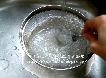 step3: 將西米隔水倒在隔篩內 , 用水沖洗雜質後加冰水浸過面靜待10分鐘