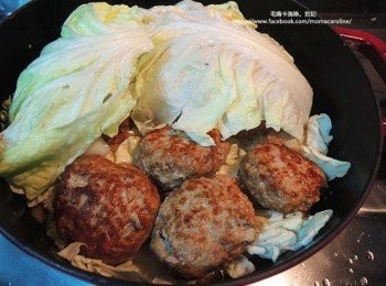step8: 將大片的大白菜蓋在肉丸上面保護住