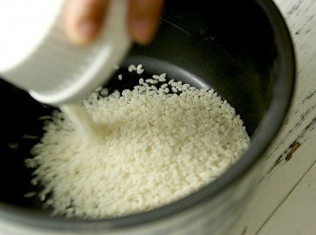 step3: 先煲珍珠米預備做醋飯。