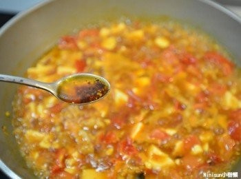 step7: 加入一小匙辣油 (辣度視各人喜好做調整) 就可以開始蓋鍋蓋大火煮滾，水滾之後轉小火悶煮約15-20分鐘