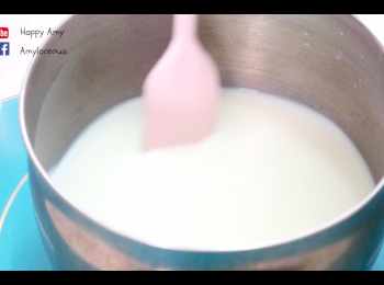 step2: 將牛奶、糖 40 克和魚膠粉混合物放入小鍋加熱至微微出煙。