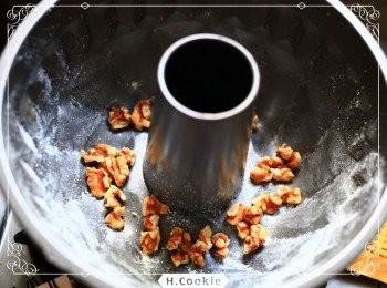 step5: 將1/3的核桃放置在烤模