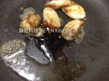 step4: 放入1大匙油把蚵仔兩面煎熟後倒入蠔油醬、水、滾後熄火