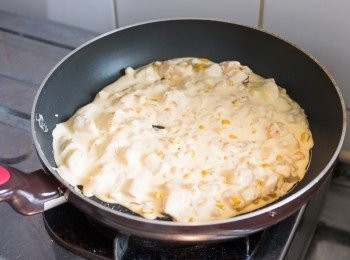 step16: 餡料做法：加入洋蔥、雞肉和粟米粒炒至濃稠狀即可盛起備用。