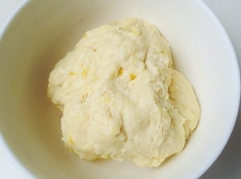 step4: 再加入剩餘的牛奶用相同方式攪拌。變濕潤後取出，用手壓成麵團。