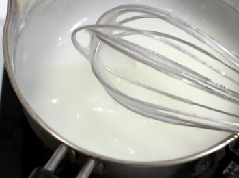 step5: 在開始大白菜刹青的動作之後, 就要開始做糯米糊。
把兩湯匙糯米粉放入室溫水中, 先拌勻, 再開小火加熱至完全糊化。即可關火, 放涼備用。