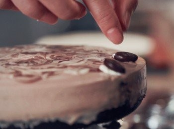 step8: 放入雪櫃雪3小時後取出, 最後加上果仁, 朱古力裝飾