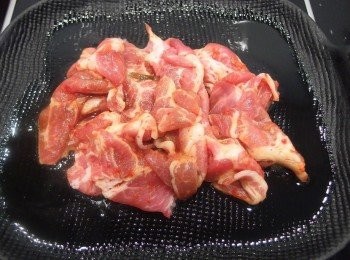 step3: 熱油鍋後,將醃製好的豬五花下鍋拌炒出香氣,油脂釋出。全程使用中火拌炒。