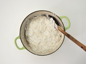 step8: 將蘿蔔絲及米漿小火煮至"糊化"狀態,就是有點濃稠半熟似的程度,不要稀釋透明狀。