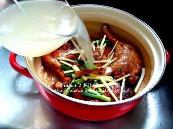 step6: 煲內放入鴨腿 , 蔥段 , 薑絲及陳皮 , 再加入冬菇水 , 上湯及適量水