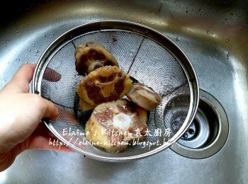 step2: 盛起用水沖一沖洗碎骨及瀝乾水份