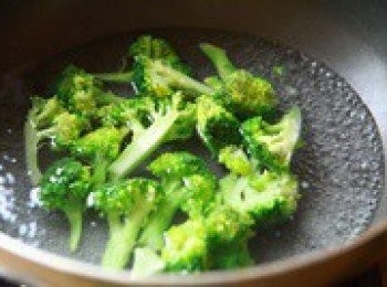 step5: 鍋內放適量的水,待水沸,放入西蘭花焯熟.撈出,過冰水,瀝乾備用