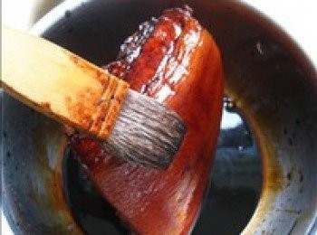 step5: 煮熟的五花肉撈出，放在大碗裡，把調料汁在肉塊上每一面都抹勻；有時間的話可以每個面都醃上15-20分鐘，多餘的調料汁留著備用