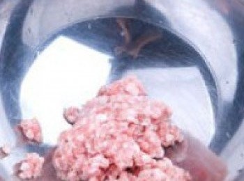 step1: 肉餡內放一勺生粉、一勺料酒，用手抓勻後，醃製20分鐘待用