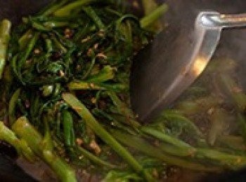 step6: 大火翻炒至熟即可加入小半勺鹽，再翻炒均勻就可以出鍋裝盤