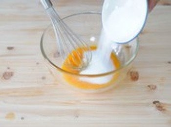 step3: 蛋黃打散。加糖攪拌均勻（糖分2次加。第一次攪勻後再加第二次）