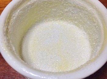 step2: 在這等待退冰的30分鐘，可先備好所有料、量好份量。
並處理烤模－－在上方與內部均勻塗上一層奶油，並鋪上細砂糖，以順時針方向轉一圈，使細砂糖均勻覆蓋在烤模上，再拍掉多餘的糖，備用。
※此步驟與第9.步驟，是從頭到尾最重要的關鍵，舒芙蕾能不能烤得漂亮就看這裡了。