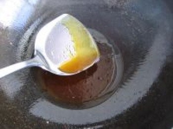 step8: 冰糖變成醬色、要注意火候，不要太大。