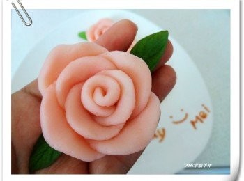 step6: 用牙籤先穿過一片綠色葉子再穿過玫瑰花然後再穿過另一片葉子，就完成馬鈴薯玫瑰花囉!
