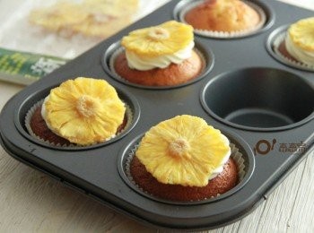 step5: 杯子蛋糕沒有美美的感覺少了些什麼？ 一片自然美麗的鳳梨片輕輕一加，這蛋糕連裝飾都簡單~~♪