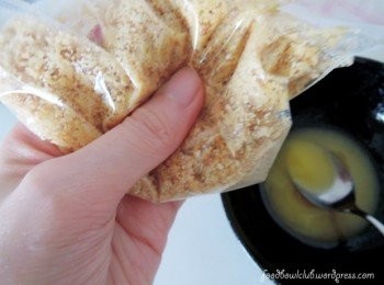 step2: 加入融化的黄油，用压的方式混合均匀