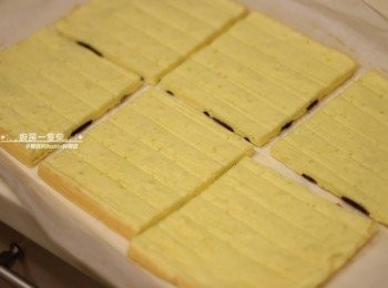 step15: 【組合】蛋糕放涼後，撕去表面烘焙紙，有豹紋圖案的那面朝下，平均切成6小塊。