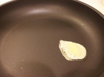 step1: 鍋熱先融化奶油。用刷子抹勻。