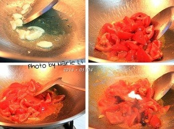 step3: 接著再熱油鍋中加入蒜瓣快炒一下
再倒進切好的蕃茄塊下鍋拌炒至蕃茄熟軟
加點鹽、素蠔油、還有酌量的砂糖及少許的水
快速拌炒至混合即可‧‧‧