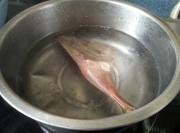 step2: 臘鴨脾出水約2分鍾,斬件待用