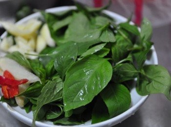 step7: 備料:9層塔、辣椒、蒜末、薑片