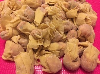 step3: 製作小雲吞,每隻雲吞約1茶匙饀料