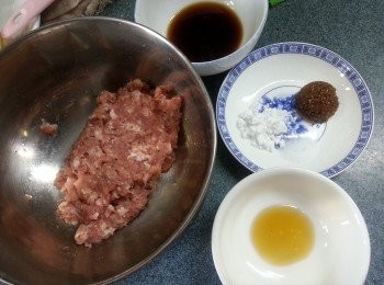 step1: 豬肉洗淨剁碎(亦可叫檔主代為攪碎)用醃豬肉料醃15分鐘