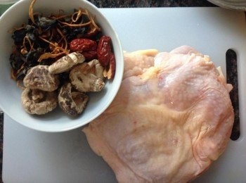 step1: 雞脾肉洗淨切塊後用廚房媳吸乾水分。