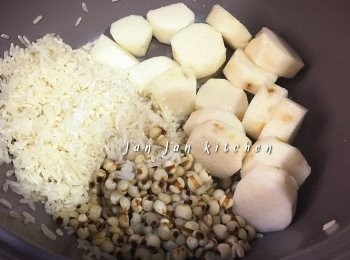 step2: 米在鍋中用油鹽醃半小時，加入所有材料。