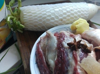 step1: 牛腩保持大舊炆煮,用<span class="group_4">汆水</span>料汆牛腩10分鐘。