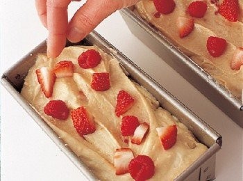 step9: 把麵糊填入模具中，撒上莓果類。