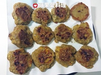 step7: 兩面都呈焦黃色時，取出放到吸油紙上。