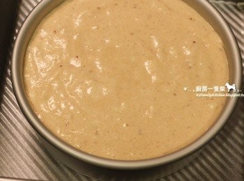 step11: 打好的蛋白霜與草莓蛋黃糊切拌均勻，再輕輕倒在之前完成的<span class="group_2">草莓布丁</span>液上。