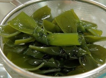 step5: 海帶於關火前半小時才落。所有材料熟透關火,待涼切片上碟